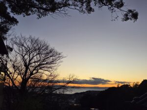 鎌倉の現場から海を望む夕景