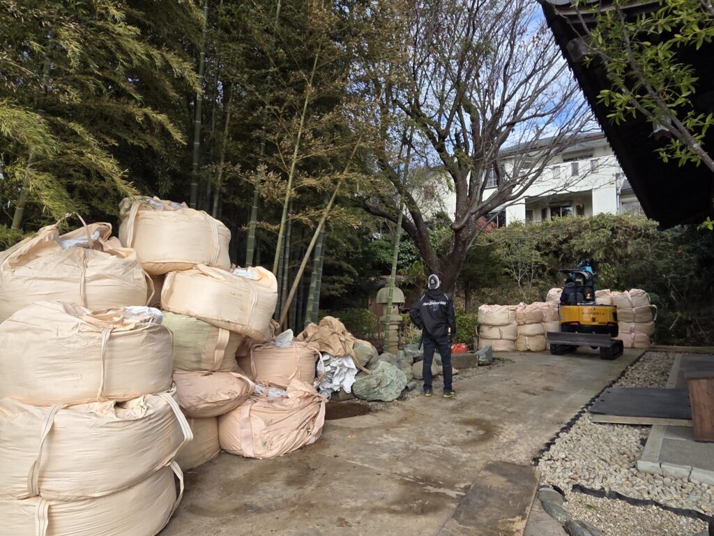 庭園に使用する土袋を準備する光景