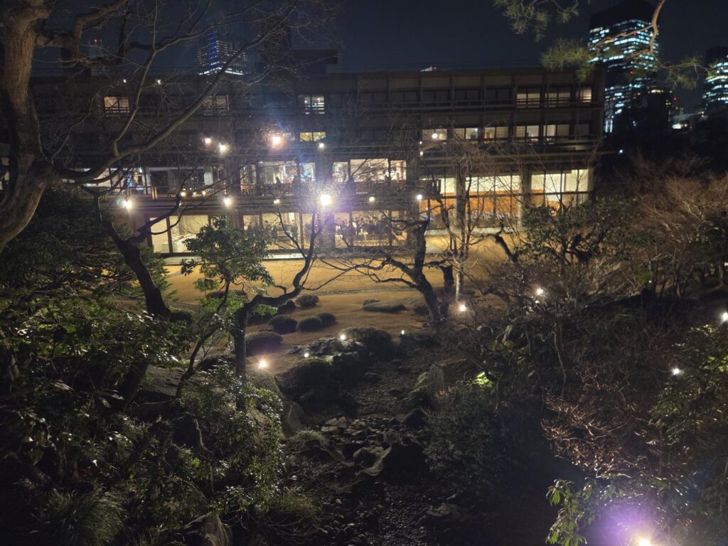 庭園内の通称前川石から本館を望む