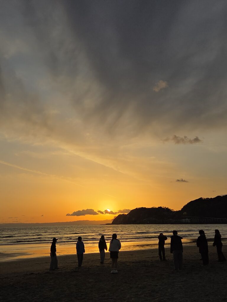 由比ヶ浜の夕暮れ