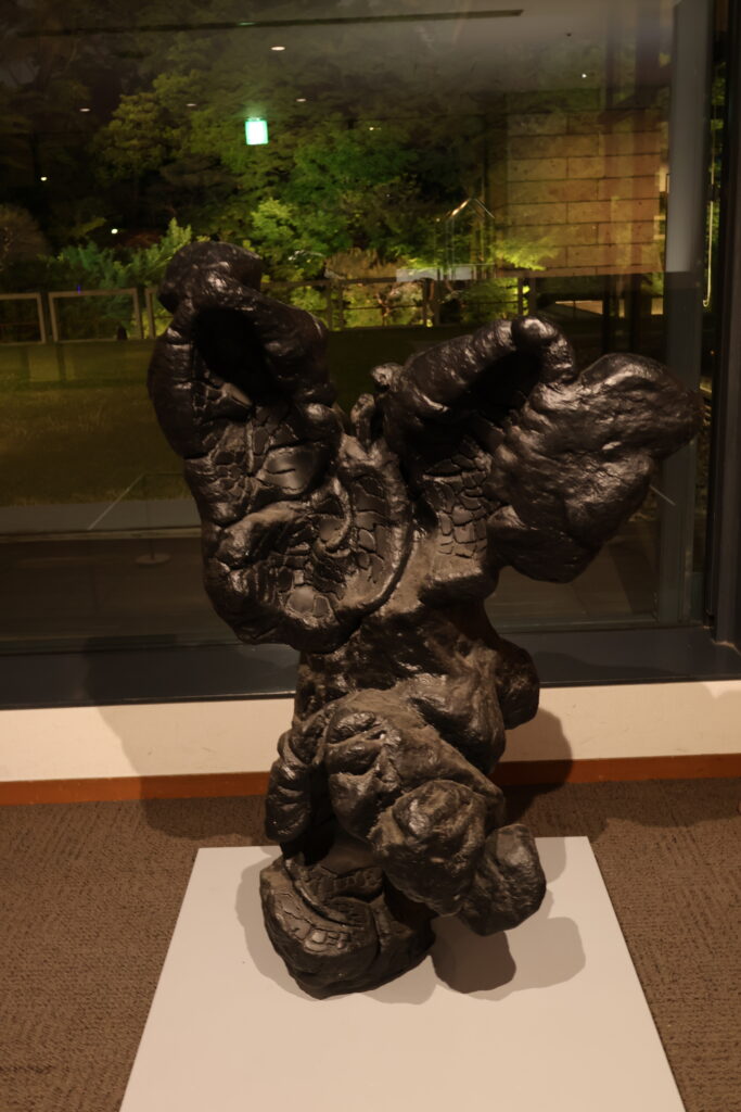 ロビー彫刻作品