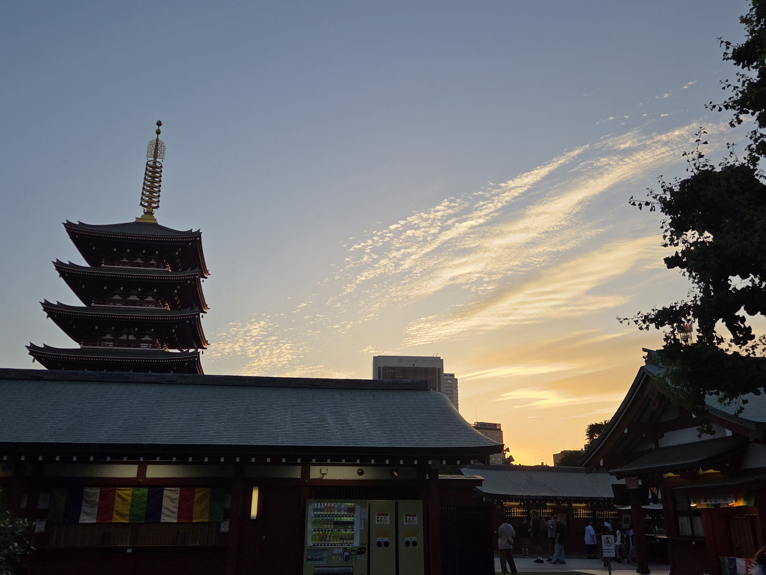 夕暮れ時の浅草寺